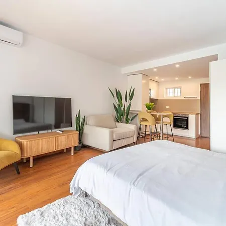 Apartment Elegant With Balcony, Pool & Parking Marbella
