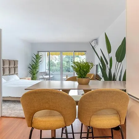 Elegant With Balcony, Pool & Parking Apartment *