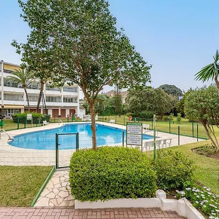Elegant With Balcony, Pool & Parking Apartment *