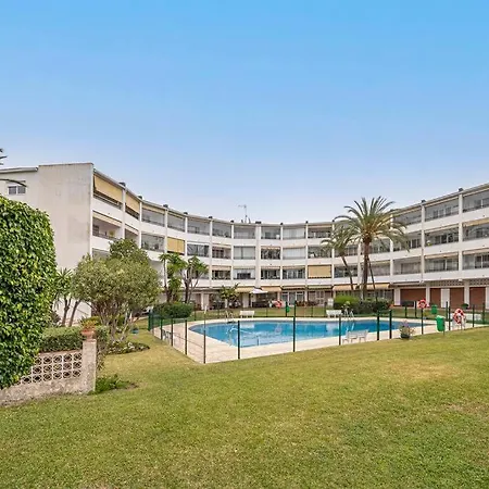 Elegant With Balcony, Pool & Parking
