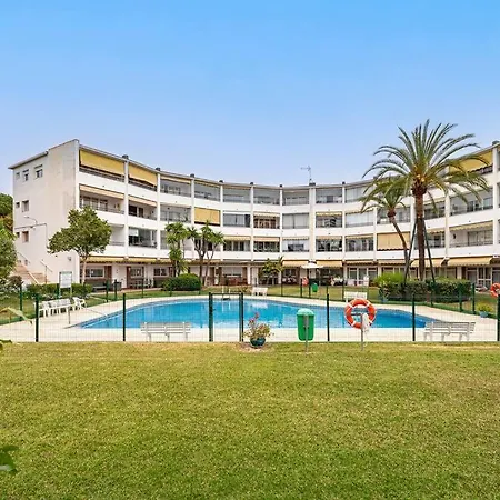 Lägenhet Elegant With Balcony, Pool & Parking